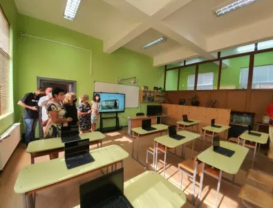 Училище в Бургас откри иновативен STEM център по случай 110 години от създаването си (СНИМКИ)