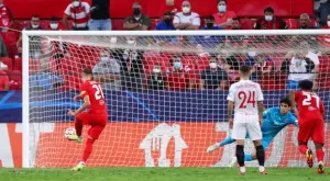 Севиля и Залцбург не се победиха в зрелищен мач с четири дузпи и червен картон