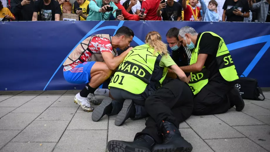 Кристиано Роналдо "нокаутира" жена, веднага ѝ се притече на помощ (СНИМКИ)
