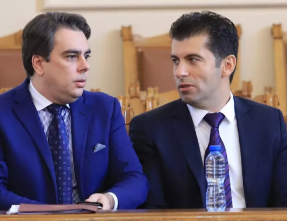 "Кирил Петков и Асен Василев може и да разочароват обнадеждените": коментари в чуждите медии