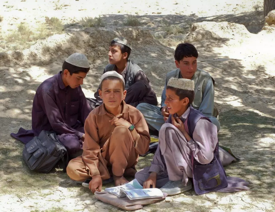 В Афганистан: За да не умрат от глад, някои продават децата си 