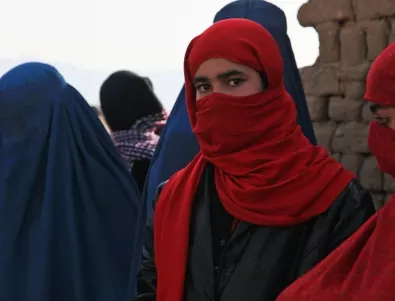 Забраниха наемането на жени в Афганистан