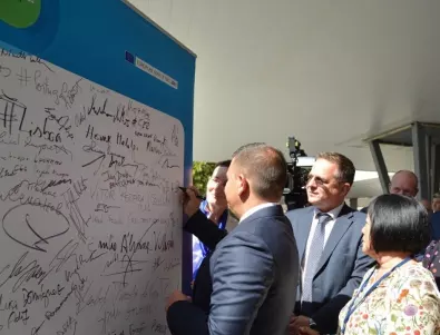 Първия си подпис като министър Христо Алексиев постави за инициативата „Влак Свързана Европа“ (СНИМКИ)