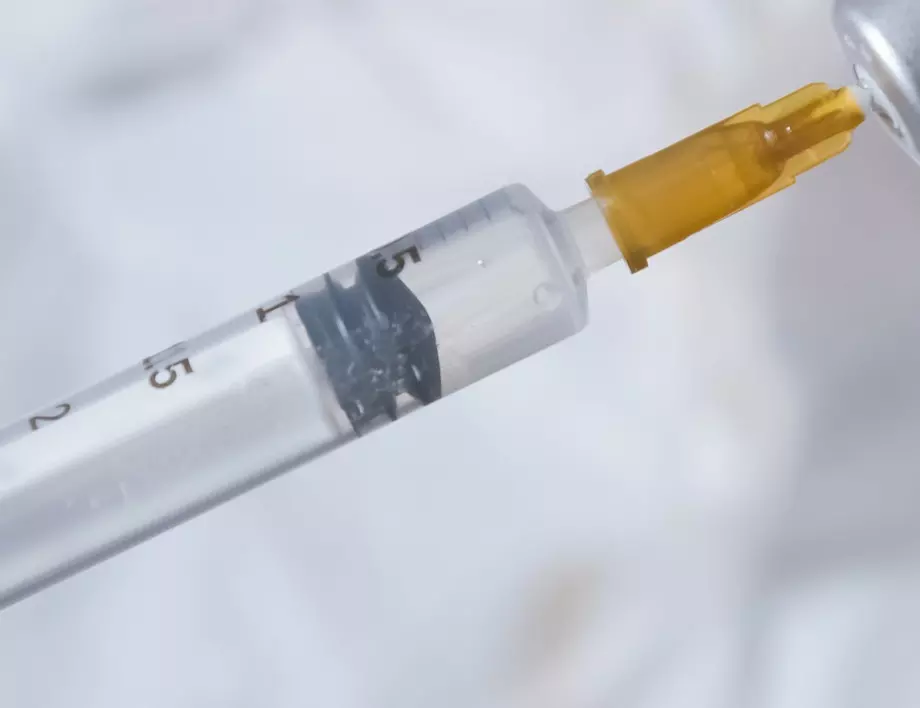 Опашка за ваксинация се изви пред "Пирогов"