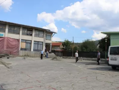 Започна благоустрояването на площадното пространство в самоковското село Мала църква