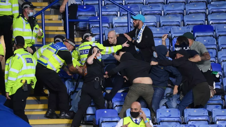 Фенове на Наполи в сблъсък с полицията на мача с Лестър в Лига Европа (ВИДЕО)