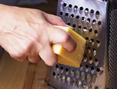 Как да настържем сирене и кашкавал, без да полепва по рендето 