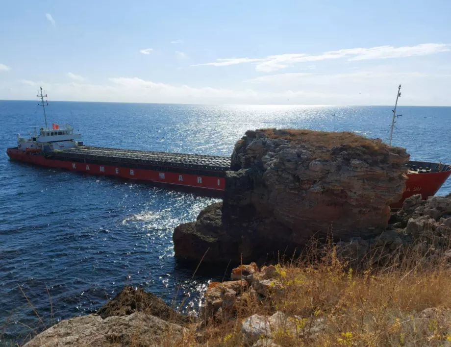 Товарен кораб заседна край Камен бряг (СНИМКИ)