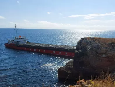 При разтоварването: Азотен тор се сипе в морето от заседналия кораб 