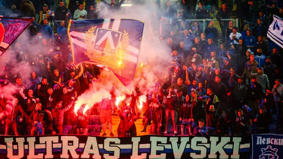 Фенове на Левски изпратиха тима с невероятно пирошоу (СНИМКИ)