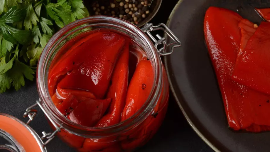 За да обелите печените чушки по-лесно, намажете ги с това