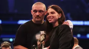 Олександър Усик става футболист, играе в контрола срещу Борислав Цонев и Мартин Петков