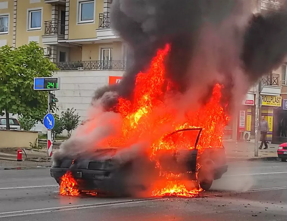 Кола изгоря в движение в столичния квартал "Надежда"
