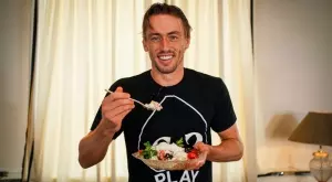 Звездата на Sofia Open Джон Милман се научи да приготвя любимата си шопска салата 