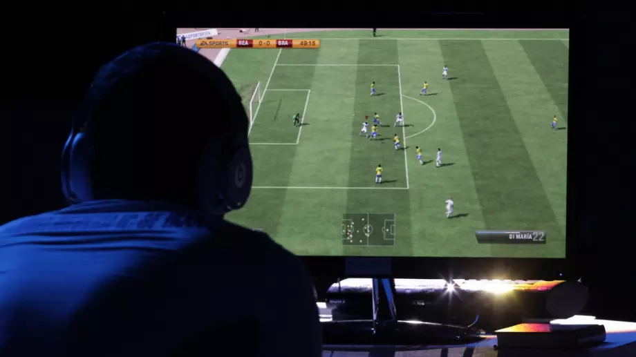 Защо геймърите предпочитат FIFA пред PES?