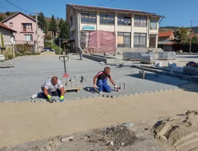 Завършва ремонтът на площада в село Мала църква (СНИМКИ)