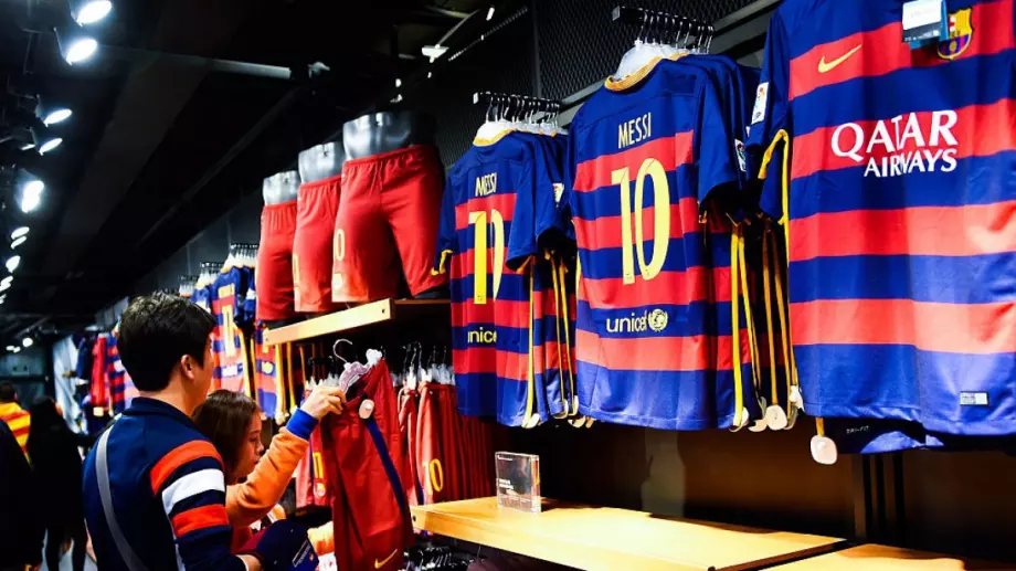 Как върви продажбата на фланелки в Барселона след раздялата с Меси?