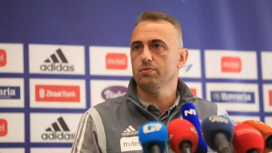 Обезумели фенове на Босна и Херцеговина запалиха снимка на българския треньор Ивайло Петев (ВИДЕО) 