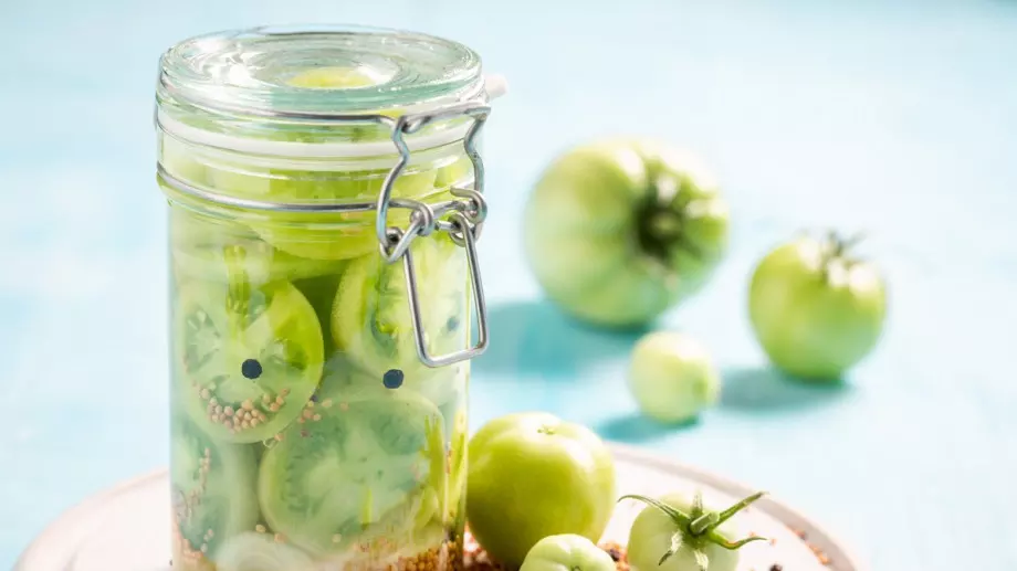 Вкусна и бърза туршия от зелени домати и чесън