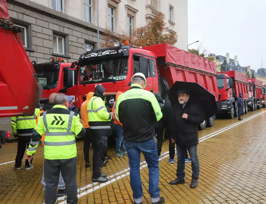 Протестиращите пътни служители си прибраха камионите до утре