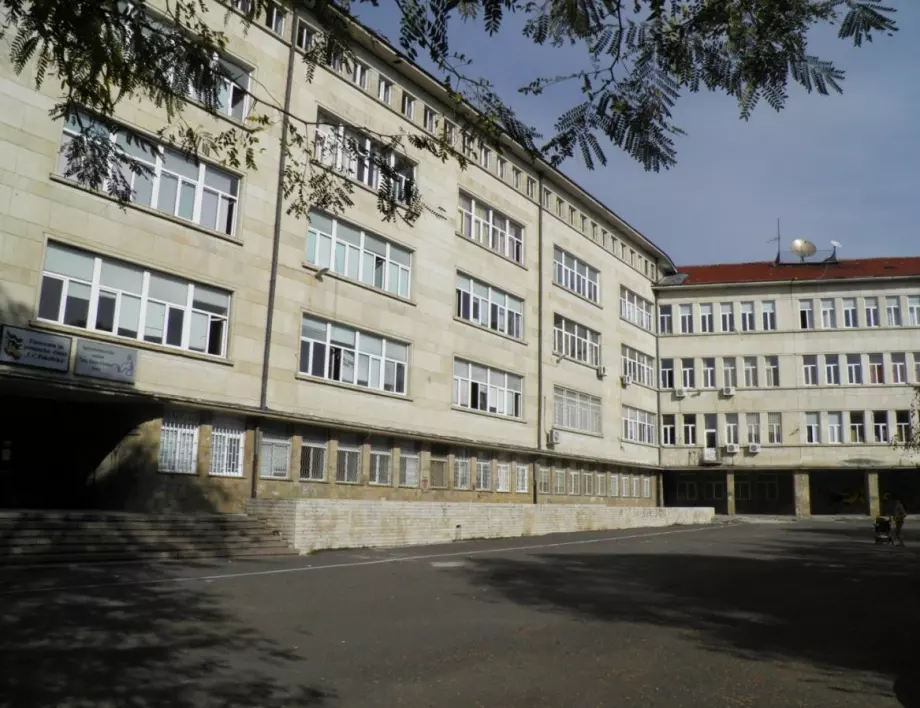 Община Бургас извършва авариен ремонт на природоматематическата гимназия