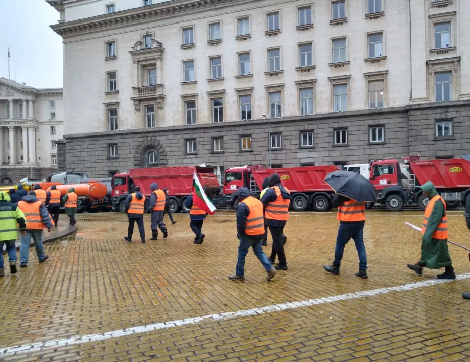 Пътни строители пак блокираха София с тежка техника (СНИМКИ)