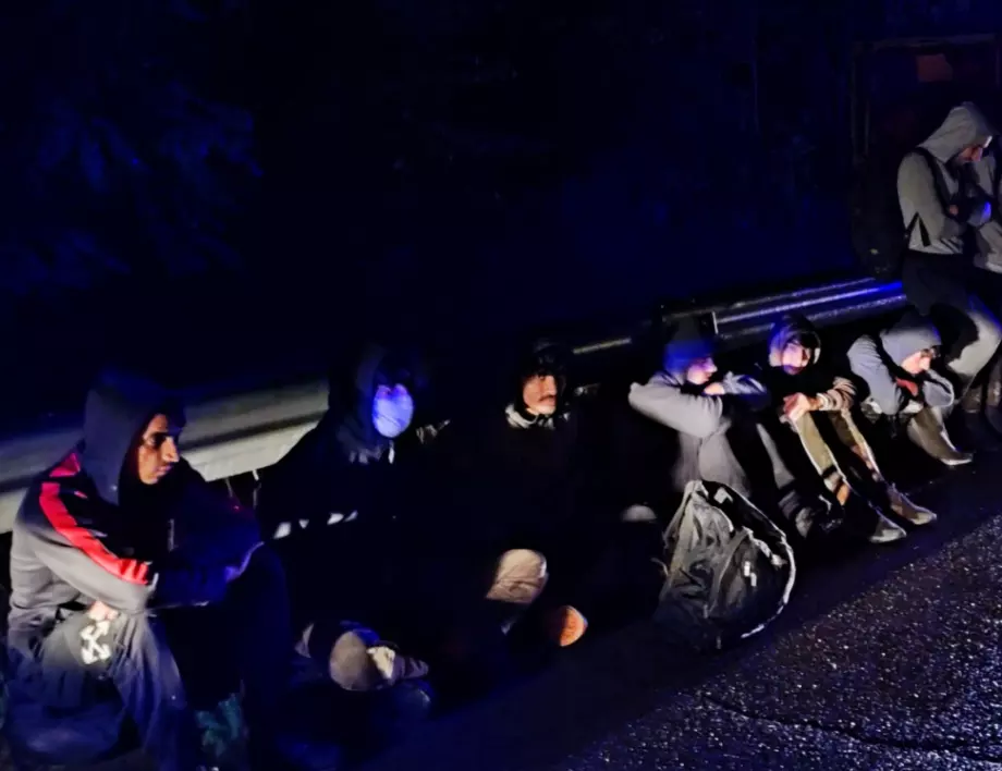 Хванаха 53 мигранти, скрити в камион в Северна Македония