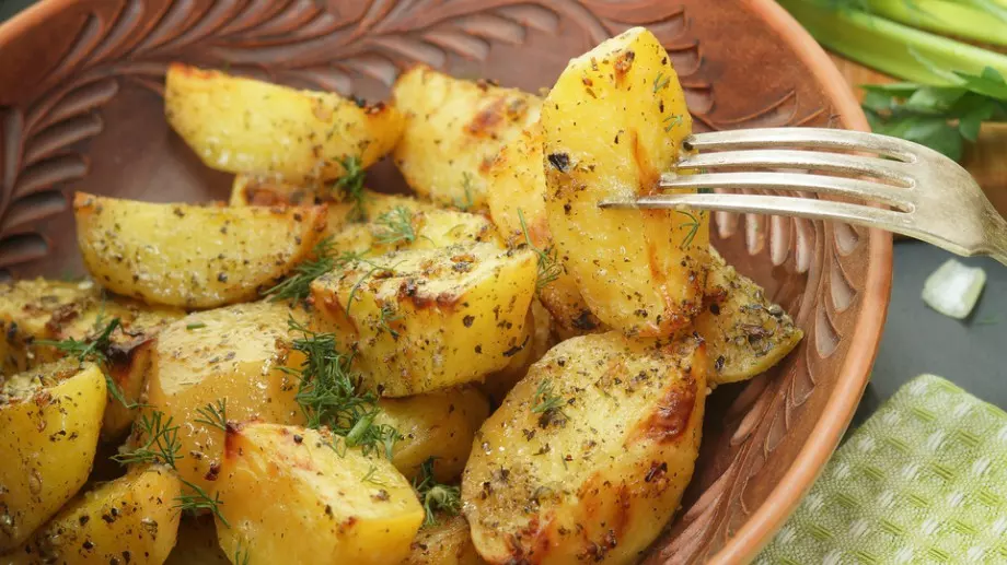 Разберете как да приготвите най-вкусните печени картофи и да си оближете пръстите!