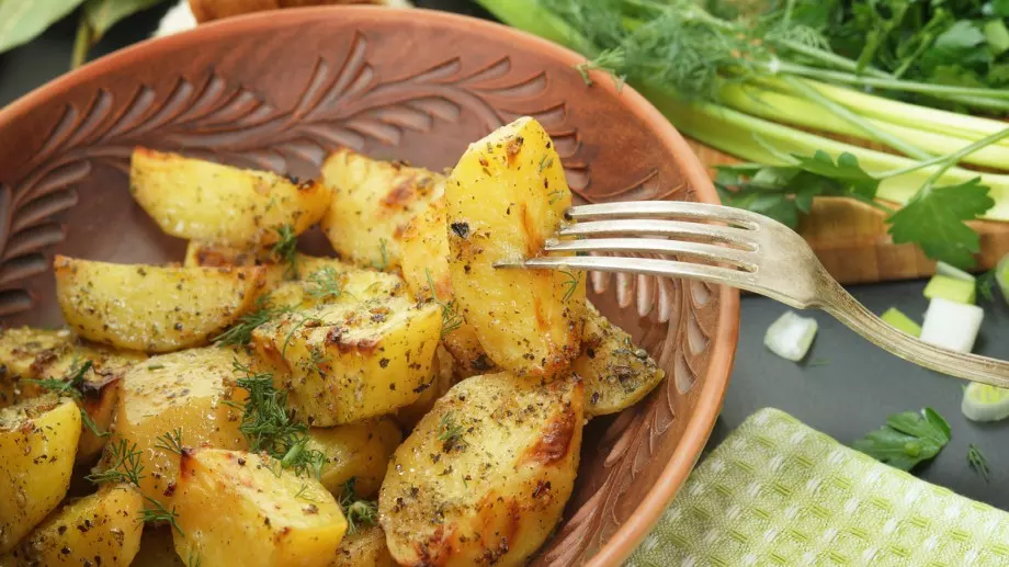 Пикантни картофи по селски: Хрупкави и много вкусни