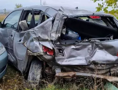 Тежка катастрофа в Пловдив - автомобил се блъсна в електрически стълб 