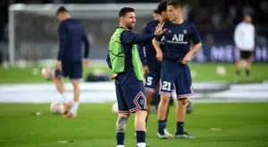 ВИДЕО+СНИМКИ: Ад за ПСЖ на "Велодром" - засипаха звездите с боклуци