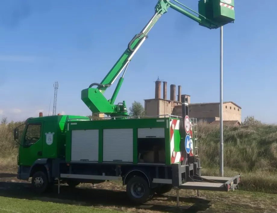 Община Елин Пелин подменя осветлението на местния стадион