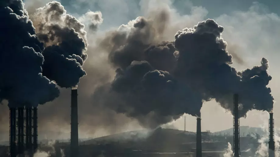 10 компании контролират половината от изкопаемите горива в света