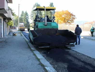В община Самоков асфалтират улици, подменят водопровод и слагат нови спирки (СНИМКИ)