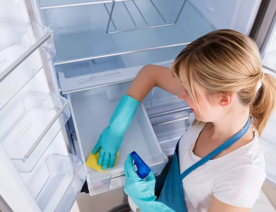 Ето как хитрите домакини почистват хладилника с паста за зъби и той остава чист поне месец