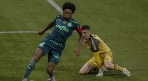 Бившият нападател на Милан Луис Адриано отбеляза гол със задника си (ВИДЕО)