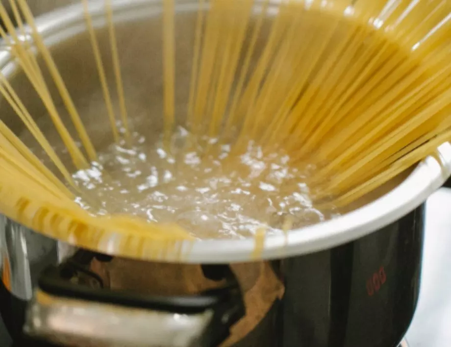 Не изхвърляйте водата от сварените спагети - тя е адски полезна за други неща!