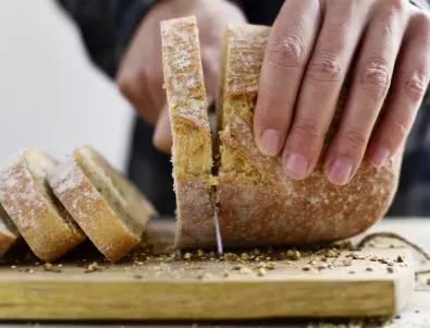 Най-вкусният аламинут от стар хляб, поръсен с кашкавал - ето как да го приготвите