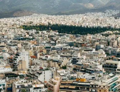 Разследват нападение със самоделно взривно утройство пред църква в Атина