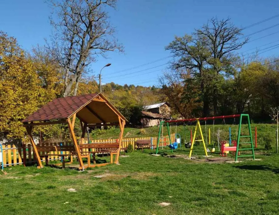 Община Елин Пели завърши дейностите по обновяване на детска площадка