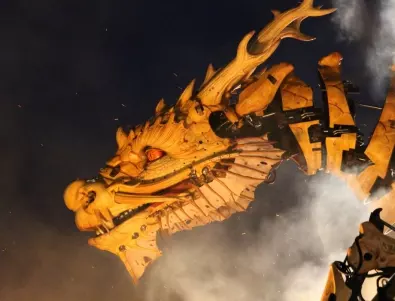 Гигантски аниматроничен дракон се запали по време на шоу в Калифорния (ВИДЕО)