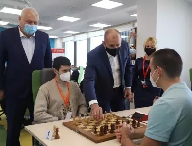 Румен Радев направи първия ход при откриването на шахматен турнир от веригата Аксидия Мастърс
