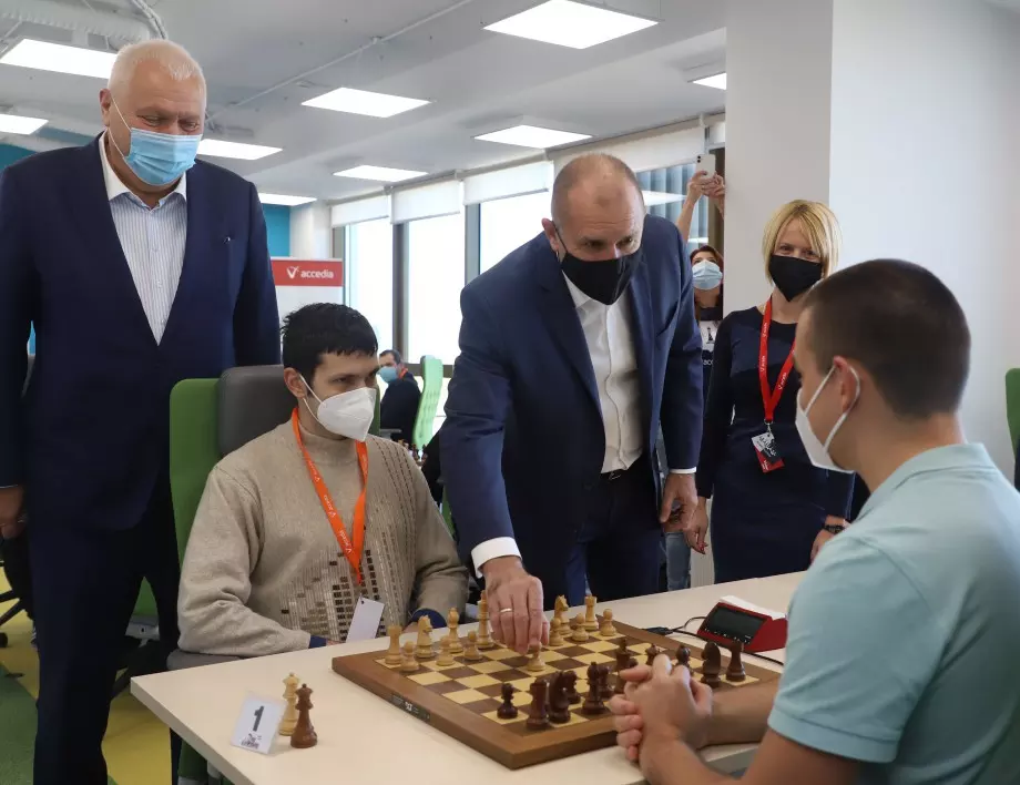 Румен Радев направи първия ход при откриването на шахматен турнир от веригата Аксидия Мастърс