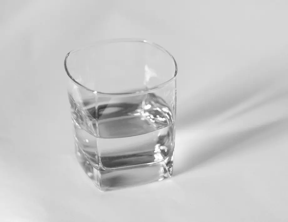 Полезно ли е да пием вода през нощта?