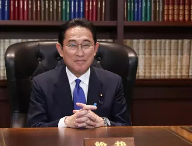 Японският премиер се възмути от партийно парти с разголени танцьорки (ВИДЕО)