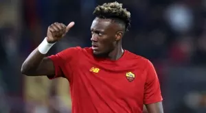 ВИДЕО: Звезда на Рома с култова реакция, след като бе замерен със снежна топка