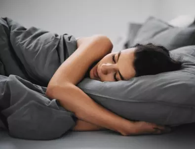Лекар обясни защо спането наляво е най-подходящата позиция за сън
