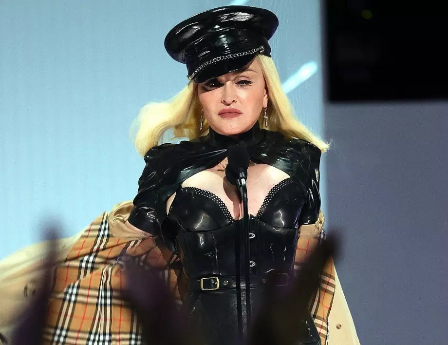 Мадона се съблече, имитирайки Мерилин Монро (СНИМКИ)
