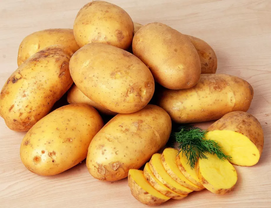 Никога не оставяйте картофите до този плод, стават опасни за здравето