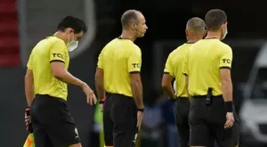 Бивш играч на Барселона се разкрещя на съдия и последва най-неочакваната реакция (ВИДЕО)